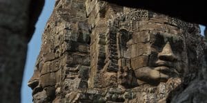 stone-faces-of-mysterious-smile-at-bayon-temple