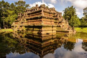 phimeanakas-temple-inside-angkor-thom
