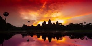sunrise-at-the-gate-of-angkor-wat-in-siem-reap